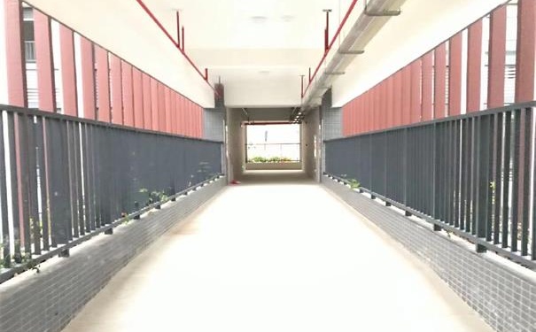 我司承接深圳平湖中学，制作焊接栏杆3000米，为学子安全防护保驾护航。